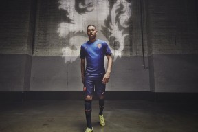 开云官网2026-英超争冠焦点战，绿茵场上的现代战争与伊拉克速胜乌拉圭的战术启示