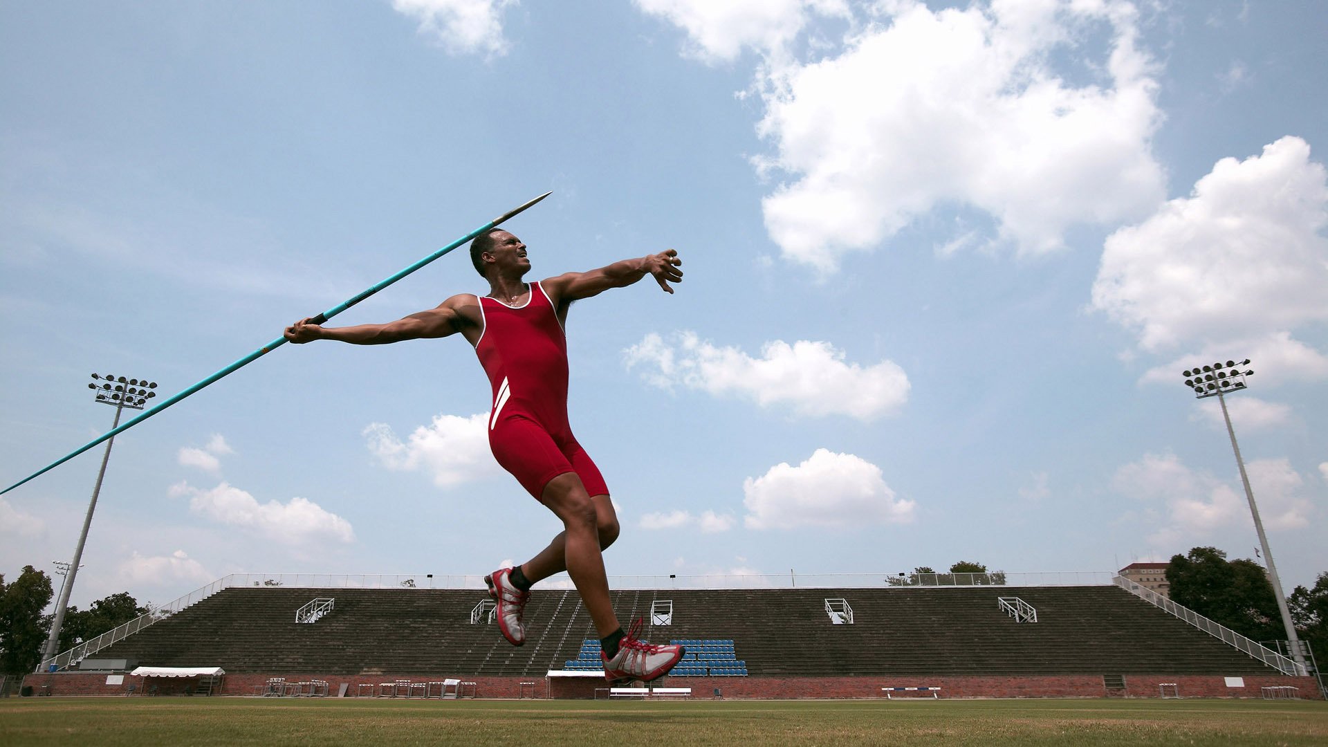 萨拉赫点燃F1街道赛之夜,当绿茵传奇驶入速度禁区